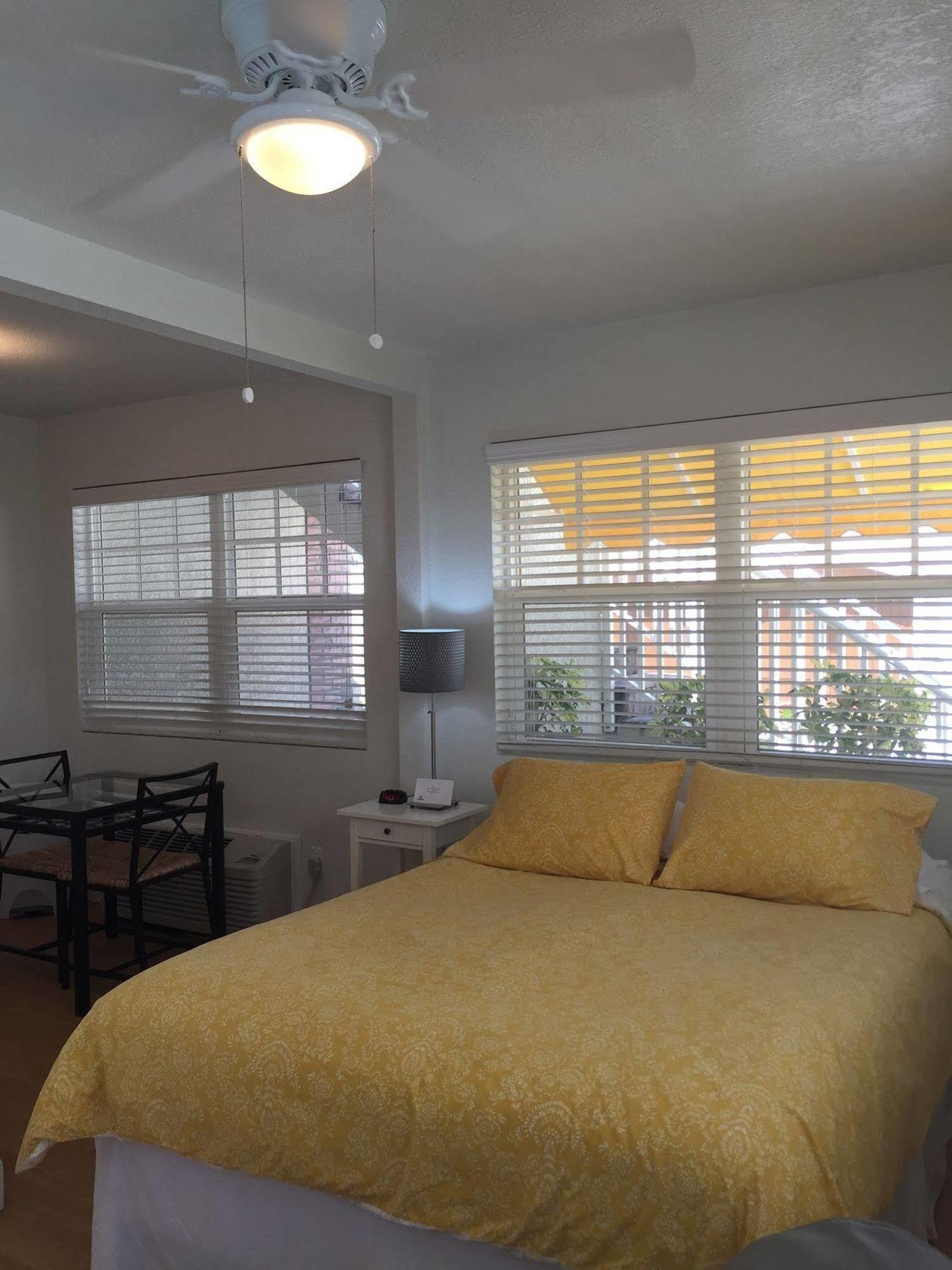 Coconut Inn Pass-A-Grille Beach เซนต์พีทบีช ภายนอก รูปภาพ